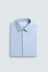 Camisa de hombre color beige claro, de corte slim fit, con cuello italiano, manga larga y cierre frontal de botonadura.