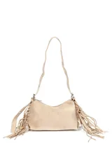 Bandolera color beige con flecos y ojales metálicos.