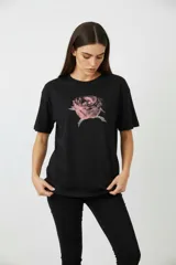 Remera blanca de algodón con cuello redondo y manga corta, presenta un estampado central de un cassette con auriculares y la frase 'everything I couldn't tell you'.