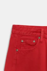 Jeans de tiro medio y corte relaxed en color rojo, con diseño de cinco bolsillos y costuras verticales en el frente.