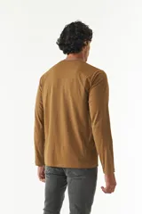 Remera de manga larga para hombre con escote redondo y logo bordado en el pecho.