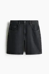 Short de denim negro de talle alto con diseño de cinco bolsillos y cierre de cremallera con botón.