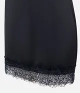 Short pollera de satén negro con acabado brillante, corte ajustado y detalle de encaje floral con transparencia en el ruedo. Cuenta con cierre invisible en la parte trasera.