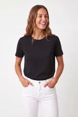 Remera negra de manga corta, con cuello redondo y calce clásico.