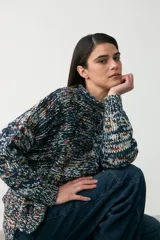 Sweater de punto con diseño multicolor en tonos azules, con cuello redondo y corte holgado de manga larga.