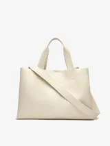Bolso shopper horizontal de poliuretano color beige, con dos compartimentos, cierre magnético, bolsillo interior con cierre, asa de mano y asa larga regulable y extraíble. Incluye logo grabado en el frente.