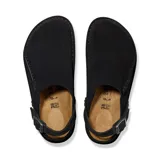 Zueco Birkenstock modelo Lutry, confeccionado en gamuza negra con correa trasera ajustable mediante hebilla metálica. Presenta una suela de corcho y caucho con diseño texturizado.
