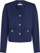 Campera azul marino de tejido de punto con cuello redondo, cierre frontal con botones dorados, mangas largas y dos bolsillos de parche delanteros con detalles de botones dorados.