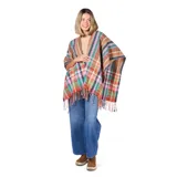 Poncho abierto de tejido de punto con diseño de rayas horizontales multicolor y patrones geométricos. Presenta terminaciones con flecos en el ruedo.