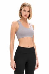 Top deportivo color gris de diseño liso y ajuste cómodo.