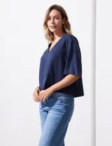 Blusa blanca de lyocell con escote en V y mangas cortas.