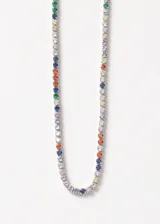 Gargantilla plateada con strass multicolor.