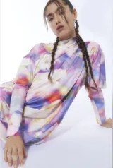 Remera de mangas largas con cuello alto y estampado floral multicolor.