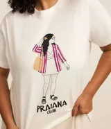 Remera blanca de algodón con estampa de una figura femenina con un blazer a rayas y un bolso de mimbre.