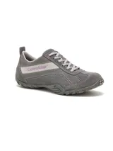Zapato de gamuza color gris de la marca Caterpillar, modelo Iris, con cordones claros, suela de goma duradera y detalles en color lila con el nombre de la marca en el lateral.