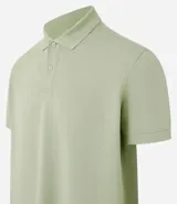 Remera polo de corte comfort, confeccionada en algodón peruano de alta calidad. Presenta cuello clásico con tapeta de botones y mangas cortas. Diseño liso y texturizado, ideal para un look casual y fresco.