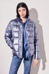 Campera puffer negra con acabado brillante, diseño acolchado, capucha integrada y cierre frontal con botones a presión.