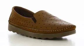 Zapatos tipo mocasín de cuero color tostado, con perforaciones en toda la superficie y suela de goma dentada con costura decorativa en el borde.