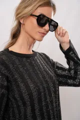 Sweater negro con lurex plateado a rayas verticales, de corte holgado y mangas largas.