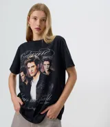 Remera de algodón negra con cuello redondo y manga corta, con estampa fotográfica frontal de Edward Cullen de la saga Crepúsculo y detalles de lettering.