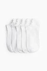 Pack de cinco pares de medias invisibles blancas de algodón con borde superior elástico y ribete sobrehilado con volados.