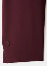 Americana de corte recto y diseño estructurado en color bordó. Presenta cuello con solapas de muesca, cierre frontal con botón, bolsillos laterales con solapa y un bolsillo de ribete en el pecho. Incluye forro interior completo y mangas largas.