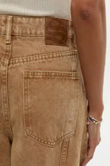 Jean wide leg de tiro medio, color camel, con calce relajado y amplias botamangas.
