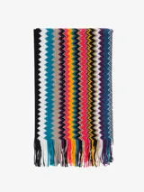 Bufanda de lana con patrón de zigzag multicolor, característico de Missoni, con flecos en los extremos.