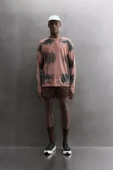 Camiseta técnica de running de manga larga y cuello redondo de Zara Athleticz, con calce regular fit. Presenta un diseño con estampado efecto tie-dye en tonos rosados y negros sobre tejido técnico ligero y elástico.