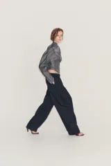 Corset tipo bomber de la colección Zara Woman, confeccionado en hilatura con mezcla de viscosa transparente, con cuello subido, manga larga y varillas interiores que definen la estructura. Cuenta con cierre frontal mediante ganchos metálicos.