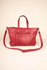 Cartera tipo tote bag de símil cuero texturizado color rojo, con asas fijas y correa larga desmontable y regulable. Posee un bolsillo exterior con cierre metálico y tres compartimientos internos.