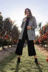 Tapado largo con diseño de cuadros en tonos verde y naranja, de textura suave y abrigada.