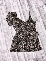 Vestido corto con estampado animal print, breteles finos y volados en el escote.