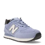 Championes urbanos New Balance modelo 574, color celeste con detalles en blanco y negro, confeccionados en gamuza y malla, con logo "N" característico en los laterales y entresuela ENCAP.