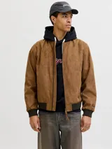 Campera bomber de gamuza sintética color marrón, con cierre frontal y puños y cintura elastizados en color negro.