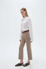 Pantalón jean negro de tiro medio y corte flare, con bolsillos laterales y traseros.