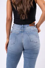 Jean de corte oxford con tiro alto, confeccionado en denim de lavado claro. Presenta cierre frontal con botón y bolsillos laterales.