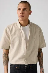 Camisa manga corta a rayas verticales color beige y blanco, con cuello abotonado y corte recto.