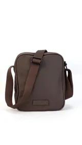 Morral de tela impermeable color negro, de forma rectangular y diseño compacto. Cuenta con correa ajustable para llevar al hombro o cruzado, y múltiples compartimentos con cierre, incluyendo un bolsillo frontal vertical con cierre.