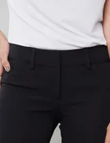 Pantalón sastrero de corte recto y tiro medio-alto, color negro, con presillas en la cintura y bolsillos funcionales.