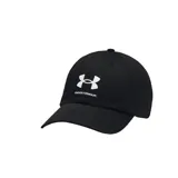 Gorra Under Armour modelo Branded, color negro con el logo de la marca bordado en blanco en el frente y una etiqueta pequeña con el texto "Under Armour" debajo.