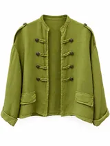 Chaqueta estilo militar verde pistacho, con cuello mao, cierre delantero con cordones y botones tipo nudo chino, bolsillos frontales con solapa y hombreras.