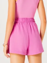 Short rosa con cintura elástica.