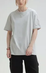 Remera de manga corta y cuello redondo, con calce regular y diseño minimalista. Confeccionada en algodón premium, presenta un recorte en la espalda que aporta un detalle sutil a la prenda.