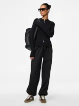 Campera de punto acanalado con cuello alto y cierre frontal completo. Presenta un diseño de ajuste entallado, mangas largas y confección en tejido de viscosa, poliéster y nylon.