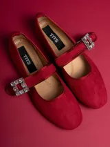 Chatitas negras de gamuza con correa sobre el empeine y hebilla con strass.