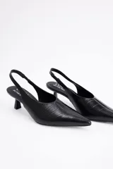 Zapato destalonado de cuero vacuno con textura efecto cocodrilo, diseño de punta fina y taco bajo.