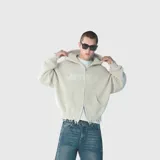 Sweater tejido con capucha y cierre frontal completo, de diseño holgado con efecto desgastado en los bordes y logo bordado en el pecho.
