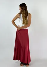 Falda larga de corte evasé, confeccionada en mezcla de viscosa y seda, con diseño fluido y elegante color bordó.