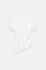 Camiseta negra de algodón con cuello redondo, manga corta y detalle de aplicación de encaje a tono en los puños. Presenta un diseño con bajo asimétrico y frunce lateral.